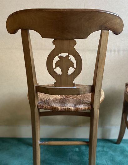 null Paire de chaises en bois naturel, le dossier à décor d'un médaillon centrée...