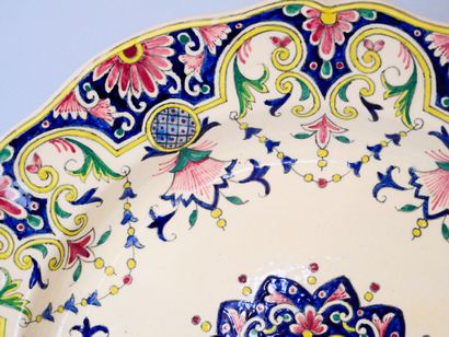 null Large earthenware dish with hand-painted foliage and scrolls. Signed on the...