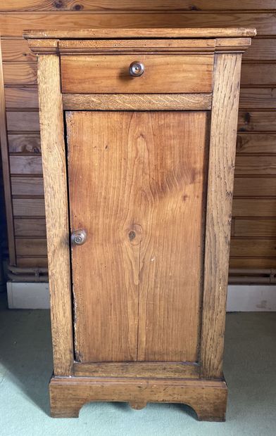 null Table de chevet en bois naturel ouvrant à un tiroir en ceinture et une porte...