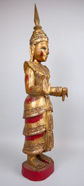 null Souvenirs de voyage
Bouddha en bois polychrome et or debout les mains à l'opposé....