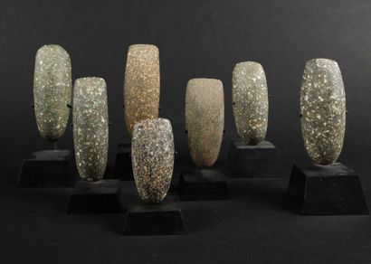 null REGION SAHARIENNE 
Ensemble de 7 pierres de hache en pierre sculptée 
Hauteur...