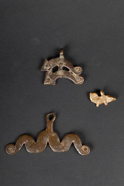 null BURKINA FASO
Deux pendentifs figurant des caméléons ; Lobi et un pendentif en...