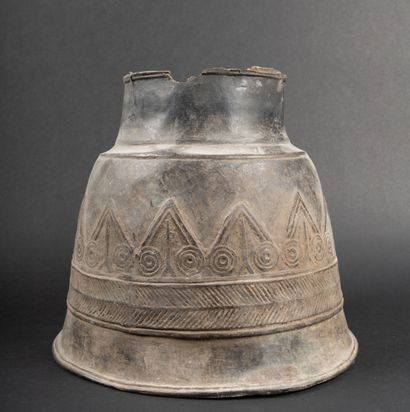 null NIGERIA ?
Metal bell decorated with geometric patterns
20th century
Height :...