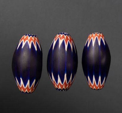 AFRIQUE 
Ensemble de 3 perles de verre coloré
XIXème...
