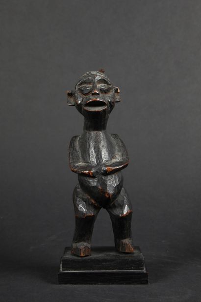 null CAMEROUN
Figure Mupo en bois sculpté et cheveux
Bamileke
Début du XXème siècle...