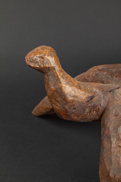 null BURKINA FASO 
Siège tripode figurant un animal stylisé en bois sculpté 
Lobi
Bois...