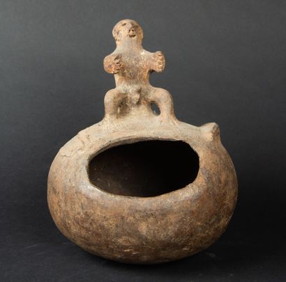 null NIGERIA
Terracotta pot with a figure on top
Izzi
Current of the XXth century
Height...