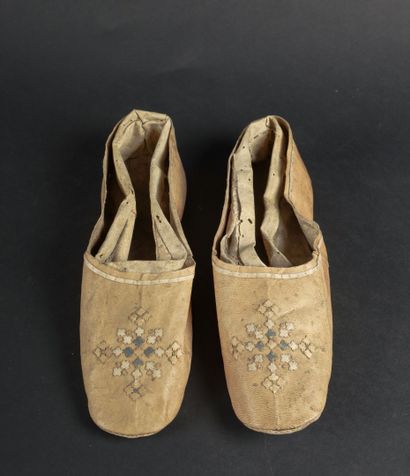null AFRIQUE DU NORD 
Deux paires de sandales en cuir 
Courant du XXème siècle
Dimension...