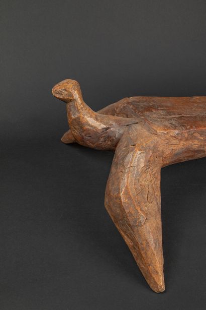 null BURKINA FASO 
Siège tripode figurant un animal stylisé en bois sculpté 
Lobi
Bois...