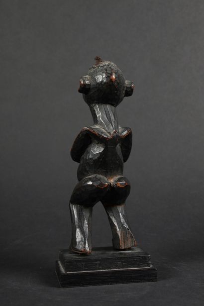 null CAMEROUN
Figure Mupo en bois sculpté et cheveux
Bamileke
Début du XXème siècle...
