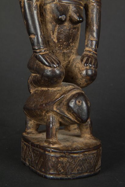 null REPUBLIQUE DEMOCRATIQUE DU CONGO 
Figure féminine sur une tortue en bois sculpté
Kongo
Début...