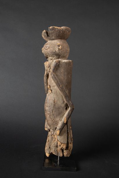 null NIGERIA 
Figure anthropomorphe en bois sculpté 
Chamba
Courant du XXème siècle
Hauteur...