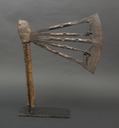 null DEMOCRATIC REPUBLIC OF THE CONGO
Ceremonial axe in carved wood, metal and skin
Songye
Beginning...