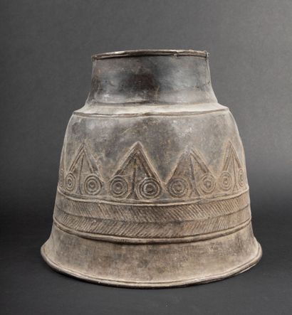 null NIGERIA ?
Metal bell decorated with geometric patterns
20th century
Height :...