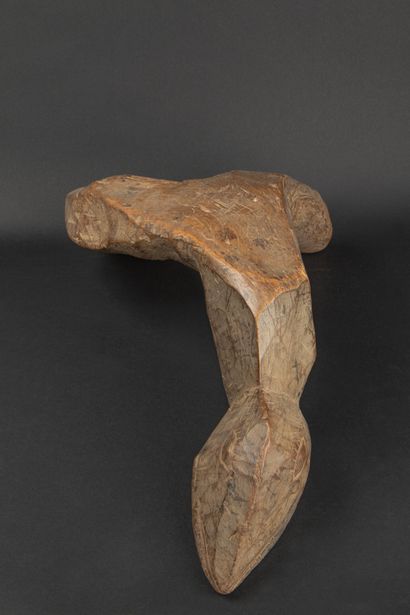 null BURKINA FASO 
Siège tripode figurant un animal stylisé en bois sculpté 
Lobi
Première...