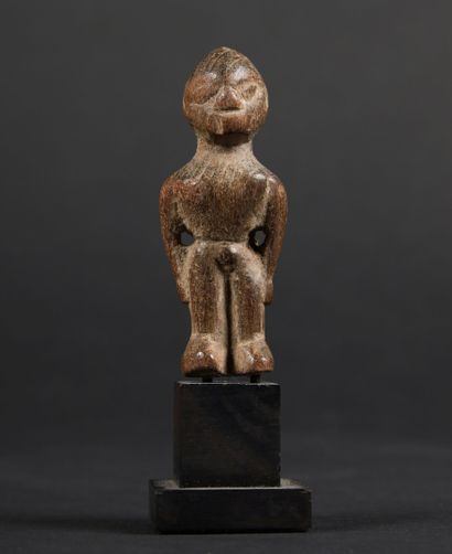 BURKINA FASO
Lobi figure in carved wood 
Beginning...