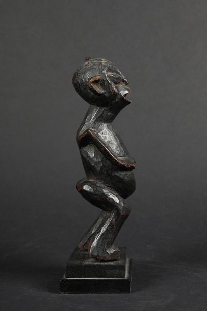 null CAMEROUN
Figure Mupo en bois sculpté et cheveux
Bamileke
Début du XXème siècle...