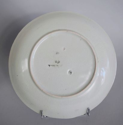 null CHINE & JAPON
Suite de 6 pièces en porcelaine comprenant : 
- Un plat à décor...