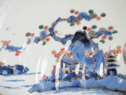 null JAPON
Plat en forme de coquillages en porcelaine à décor polychrome de paysage...