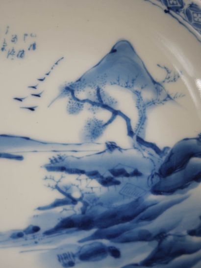 null JAPON 
Suite de 28 assiettes en porcelaine à décor en camaïeu bleu au pochoir...