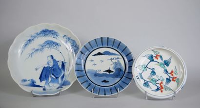 null CHINE & JAPON
Suite de 6 pièces en porcelaine comprenant : 
- Un plat à décor...