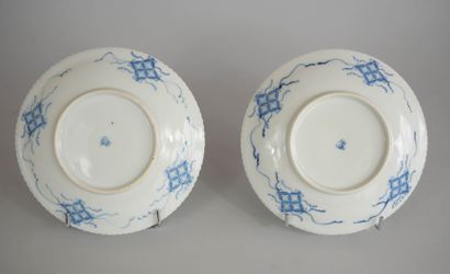 null JAPON 
Suite de 28 assiettes en porcelaine à décor en camaïeu bleu au pochoir...