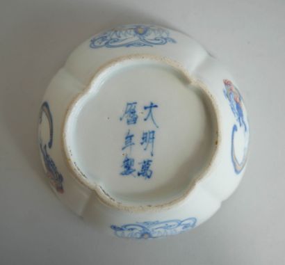 null CHINE 
Suite de 5 coupes quadrilobées en porcelaine à décor émaillé de dragons...