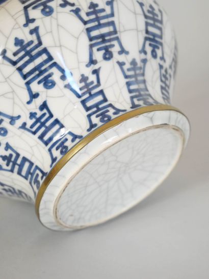null CHINE 
Suite de divers objets en porcelaine comprenant : 
- Vase pansu en porcelaine...