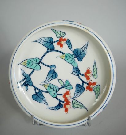 null CHINE & JAPON
Suite de 6 pièces en porcelaine comprenant : 
- Un plat à décor...