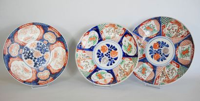 null JAPON 
Ensemble de trois plats circulaires en porcelaine à décor polychrome...