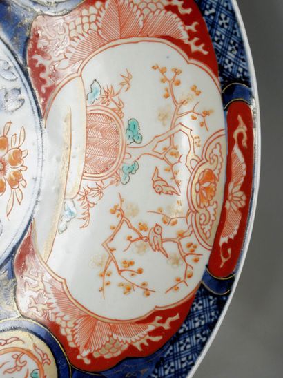 null JAPON 
Ensemble de trois plats circulaires en porcelaine à décor polychrome...