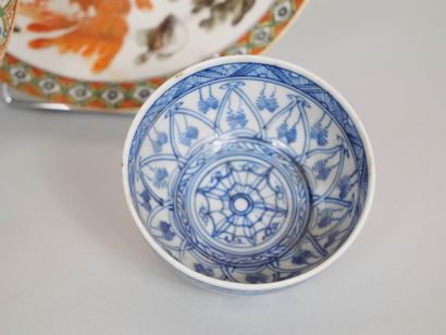 null CHINE 
Suite de divers objets en porcelaine comprenant : 
- Vase pansu en porcelaine...
