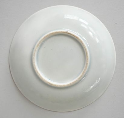 null CHINE 
Paire de petits bols et leurs soucoupes en porcelaine à décor polychrome...
