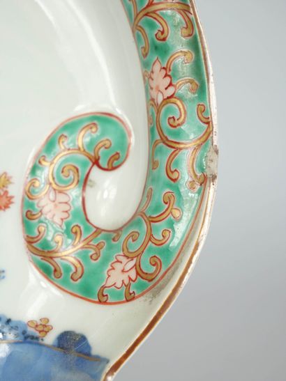 null JAPON
Plat en forme de coquillages en porcelaine à décor polychrome de paysage...