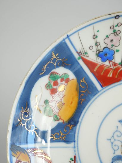 null JAPON 
Suite de 14 assiettes en porcelaine à décor polychrome de fleurs et d'oiseaux,...