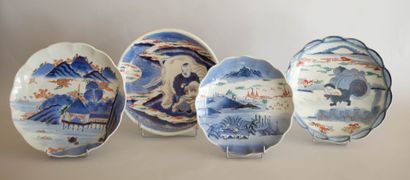 null JAPON 
Suite de 4 grandes assiettes en porcelaine polychrome à décor de paysages...