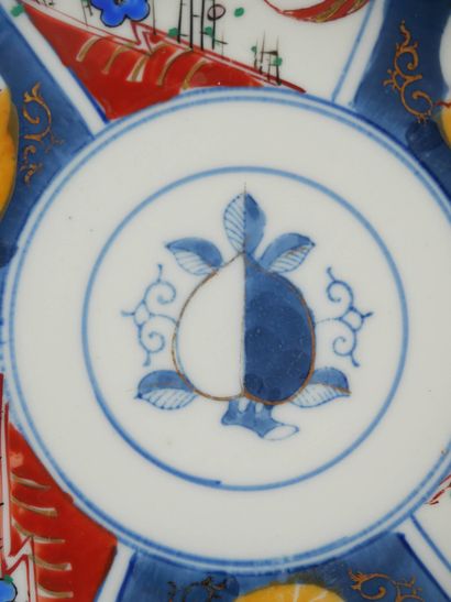null JAPON 
Suite de 14 assiettes en porcelaine à décor polychrome de fleurs et d'oiseaux,...