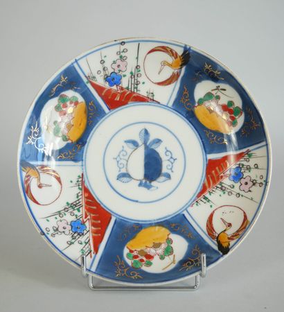 null JAPON 
Suite de 14 assiettes en porcelaine à décor polychrome de fleurs et d'oiseaux,...