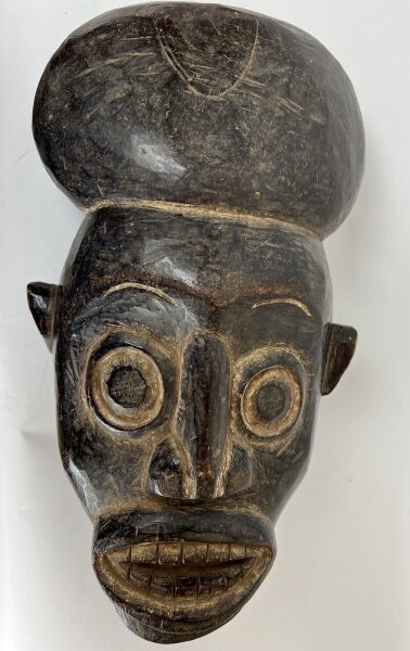 null CAMEROON - BAMILEKE People



Crest mask, black patina, eyes and mouth enhanced...