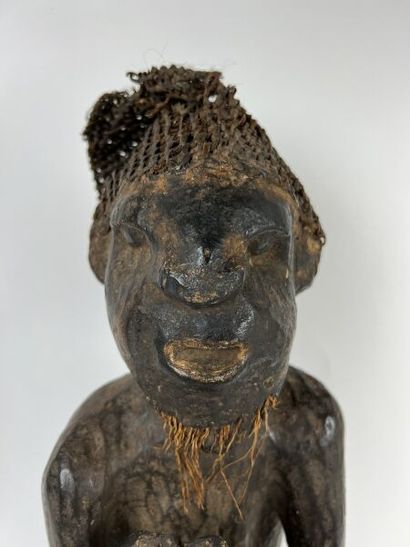 null CAMEROUN - Peuple BAMILEKE

Statuette de chefferie en bois à patine noire, chapeau...