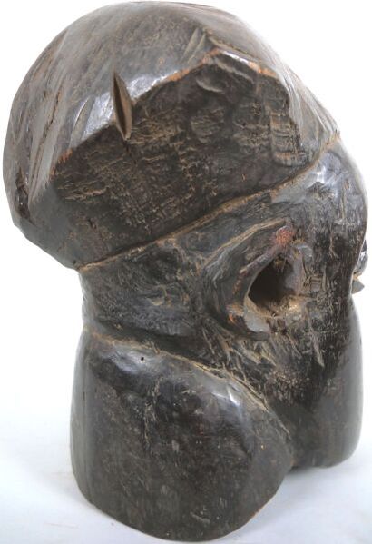 null CAMEROUN - peuple KOM

Masque casque à patine noire et brillante

H. 34 cm

Consultant...