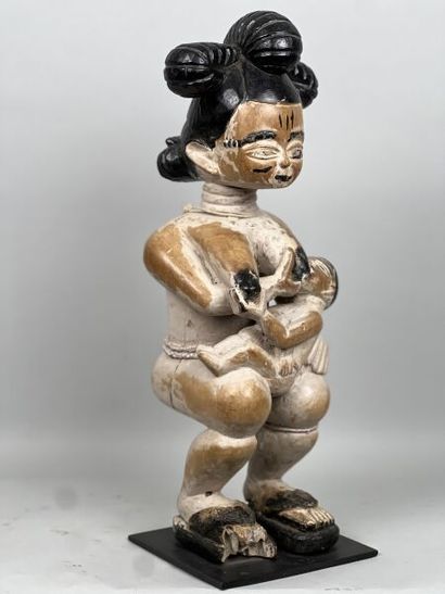 null GHANA - ASHANTI people

Maternity of the "colonist" type. Wood with blond patina...