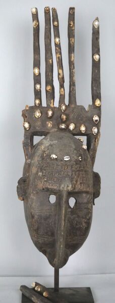 null MALI - peuple BAMANA

Très ancien masque "NTOMO" de la région de SEGOU. 
2 dents...