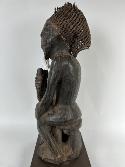 null CAMEROUN - Peuple BAMILEKE

Statuette de chefferie en bois à patine noire, chapeau...
