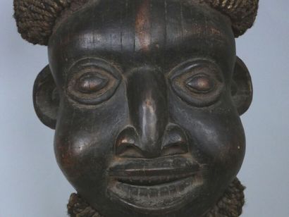 null CAMEROUN - peuple BAMILEKE

Masque cimier classique de l'ethnie.
Cheveux et...