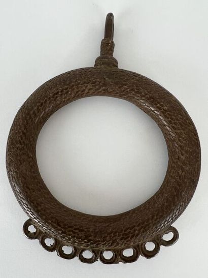 null BURKINA FASO- Peuple LOBI

Pendentif en bronze à décor curieux de peau de serpent...