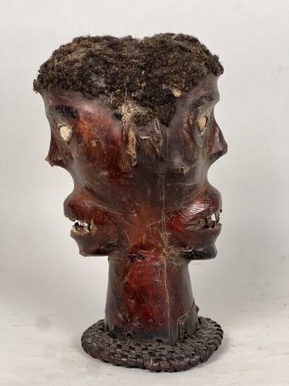 null NIGERIA ou CAMEROUN - peuple EKOI ou EJAGHAM

Cimier en bois décoré d'une tête...
