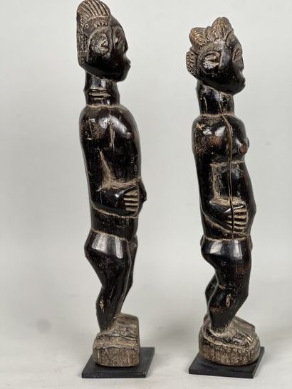 null COTE D'IVOIRE - peuple BAOULE

Couple de statuettes en bois à patine brun foncé,...