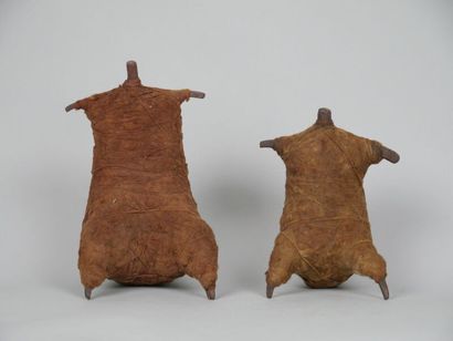null TCHAD - peuple KOTOKO

Deux poupées de deuils en fer recouvertes de cotonnade...
