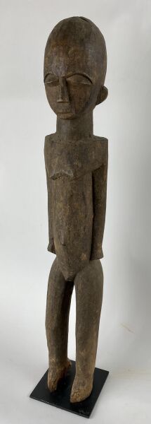 null BURKINA FASO - Peuple LOBI

Classique statue BATEBA, les bras le long du corps,...